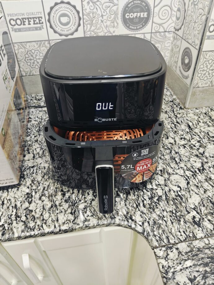 Friteuse sans huile Airfryer 5,7 litres 1700W ROBUSTE Originale avec 8 prereglages et une lampe Avec Fenêtre Visible – Image 3